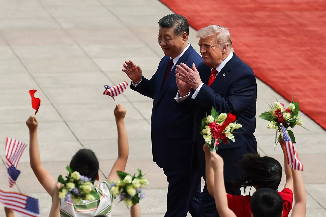 FOTODELDÍA EPA2188. BEIJING (CHINA), 14/05/2026.- El presidente chino, Xi Jinping, y el presidente estadounidense, Donald Trump, interactúan con unos niños durante una ceremonia de bienvenida celebrada este jueves, en el Gran Salón del Pueblo de Pekín (China). EFE/EPA/Maxim Shemetov / POOL
