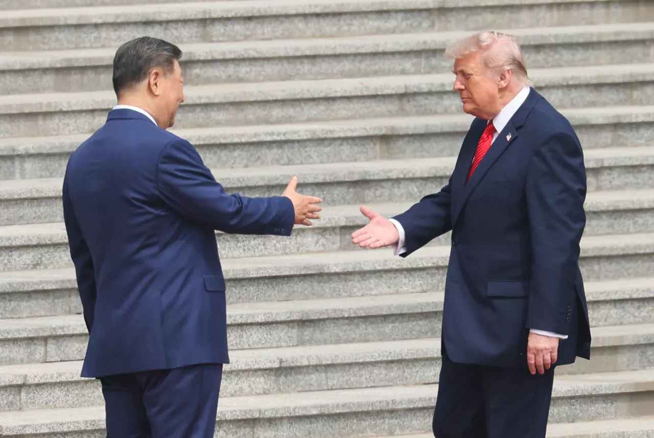 BEIJING (China), 14/05/2026.- Chinese President Xi Jinping greets U.S. President Donald Trump during a welcome ceremony at the Great Hall of the People in Beijing, China, 14 May 2026. EFE/EPA/Maxim Shemetov / POOL
