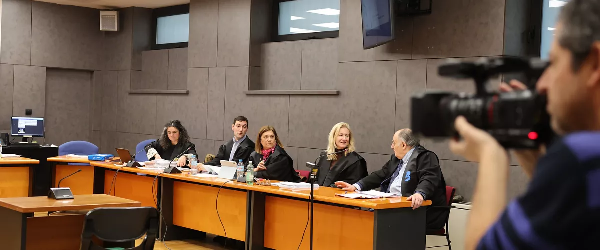 BILBAO, 21/01/2026.-Abogados de ambas partes tras llegar a un acuerdo en la sección sexta de la Audiencia de Bizkaia, que ha impuesto, por acuerdo entre las partes, al joven acusado de asesinar y profanar el cadáver de su novia durante un brote psicótico en Bilbao, una medida de seguridad de internamiento por un máximo de 25 años y 5 meses en un centro penitenciario psiquiátrico, al considerar la eximente completa por enfermedad mental. EFE/Luis Tejido
