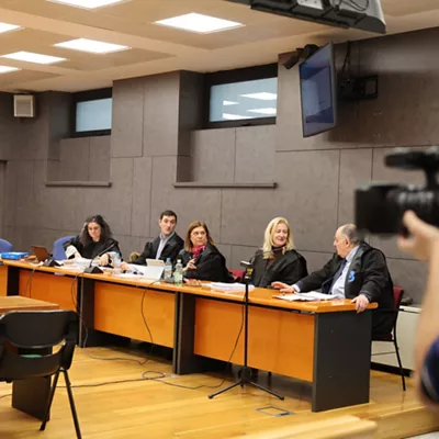 BILBAO, 21/01/2026.-Abogados de ambas partes tras llegar a un acuerdo en la sección sexta de la Audiencia de Bizkaia, que ha impuesto, por acuerdo entre las partes, al joven acusado de asesinar y profanar el cadáver de su novia durante un brote psicótico en Bilbao, una medida de seguridad de internamiento por un máximo de 25 años y 5 meses en un centro penitenciario psiquiátrico, al considerar la eximente completa por enfermedad mental. EFE/Luis Tejido
