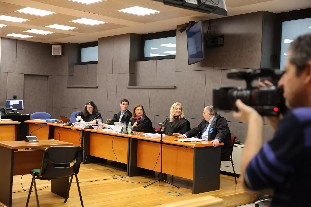 BILBAO, 21/01/2026.-Abogados de ambas partes tras llegar a un acuerdo en la sección sexta de la Audiencia de Bizkaia, que ha impuesto, por acuerdo entre las partes, al joven acusado de asesinar y profanar el cadáver de su novia durante un brote psicótico en Bilbao, una medida de seguridad de internamiento por un máximo de 25 años y 5 meses en un centro penitenciario psiquiátrico, al considerar la eximente completa por enfermedad mental. EFE/Luis Tejido

