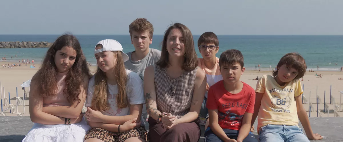Marina Palacio filmaren zuzendaria, bertan agertzen diren neska-mutikoekin