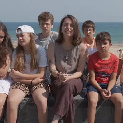 Marina Palacio filmaren zuzendaria, bertan agertzen diren neska-mutikoekin