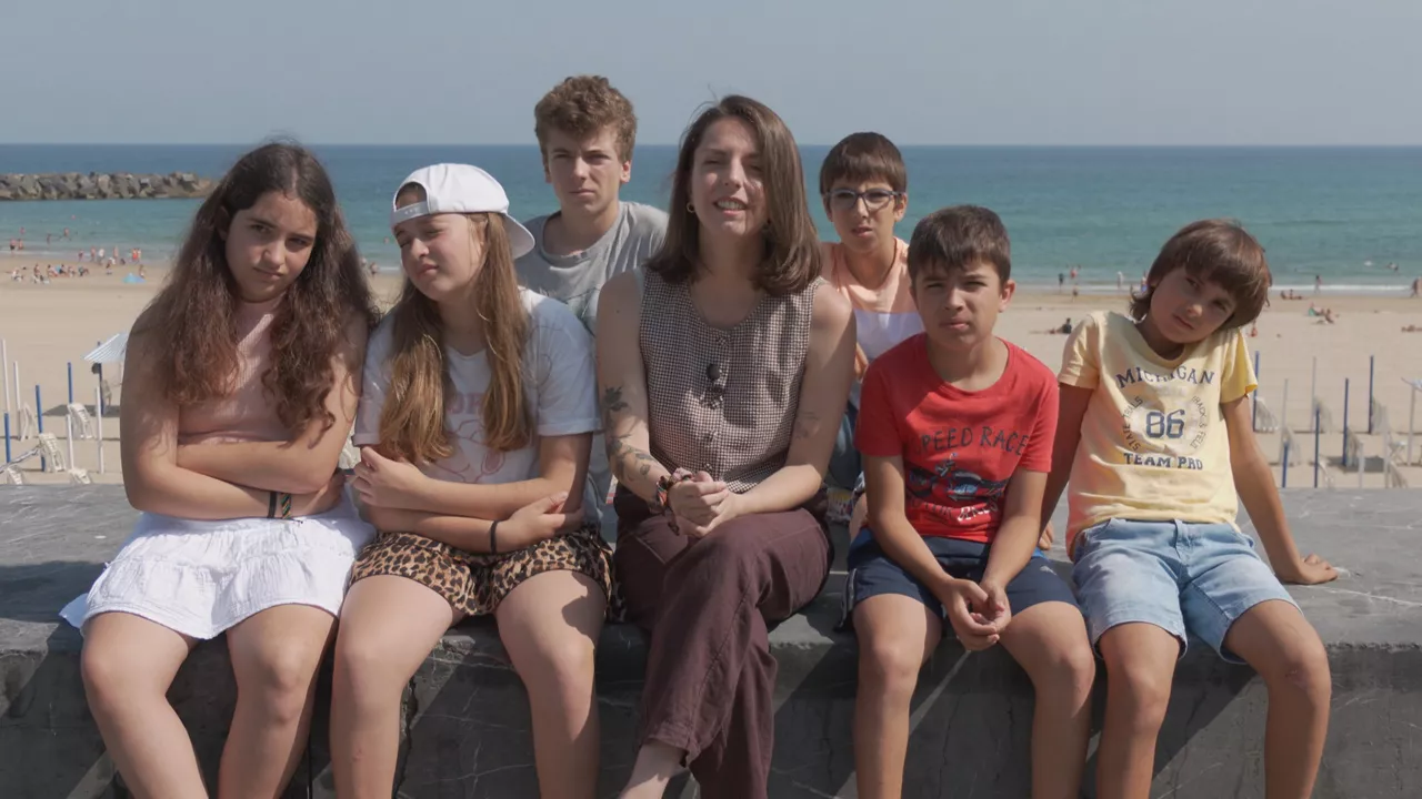 Marina Palacio filmaren zuzendaria, bertan agertzen diren neska-mutikoekin