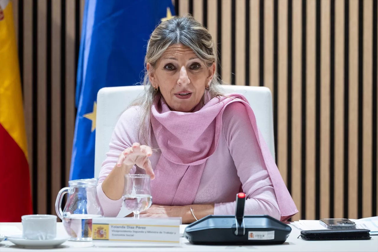 La  vicepresidenta segunda del Gobierno y ministra de Trabajo y Economía Social, Yolanda Díaz, preside la reunión de la Comisión Asesora para el Análisis del Salario Mínimo Interprofesional (SMI), en el Ministerio de Trabajo y Economía Social, a 8 de octubre de 2026, en Madrid (España). La Comisión comenzará a elaborar su informe para actualizar esta referencia para el año 2027.



Jesús Hellín / Europa Press

08/10/2026