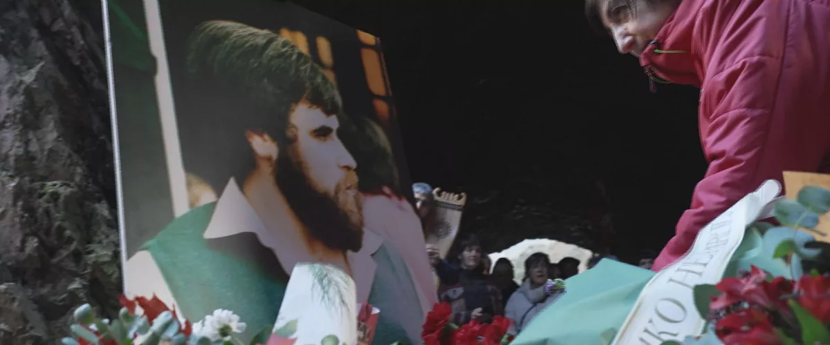 Mikel Zabalzaren gorpua aurkitu zuten lekuan emozio handiko ekitaldia egin dute senideek eta lagunek