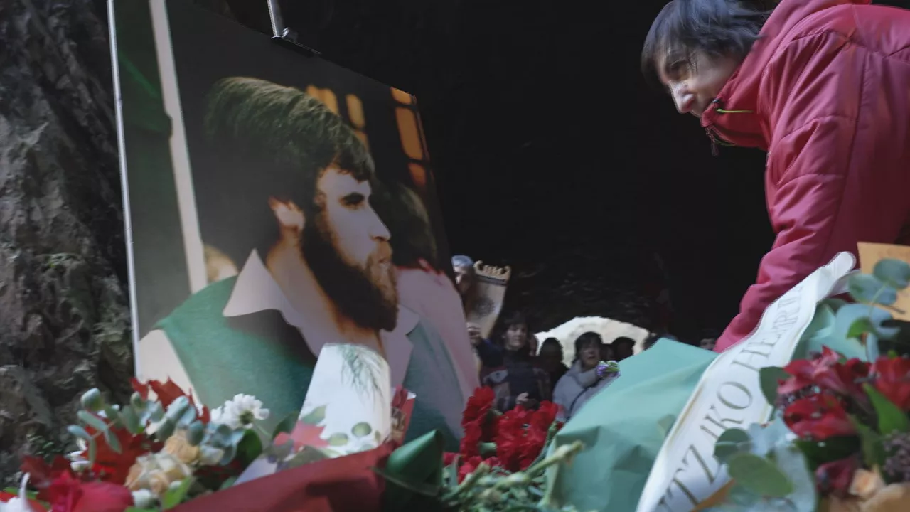 Mikel Zabalzaren gorpua aurkitu zuten lekuan emozio handiko ekitaldia egin dute senideek eta lagunek