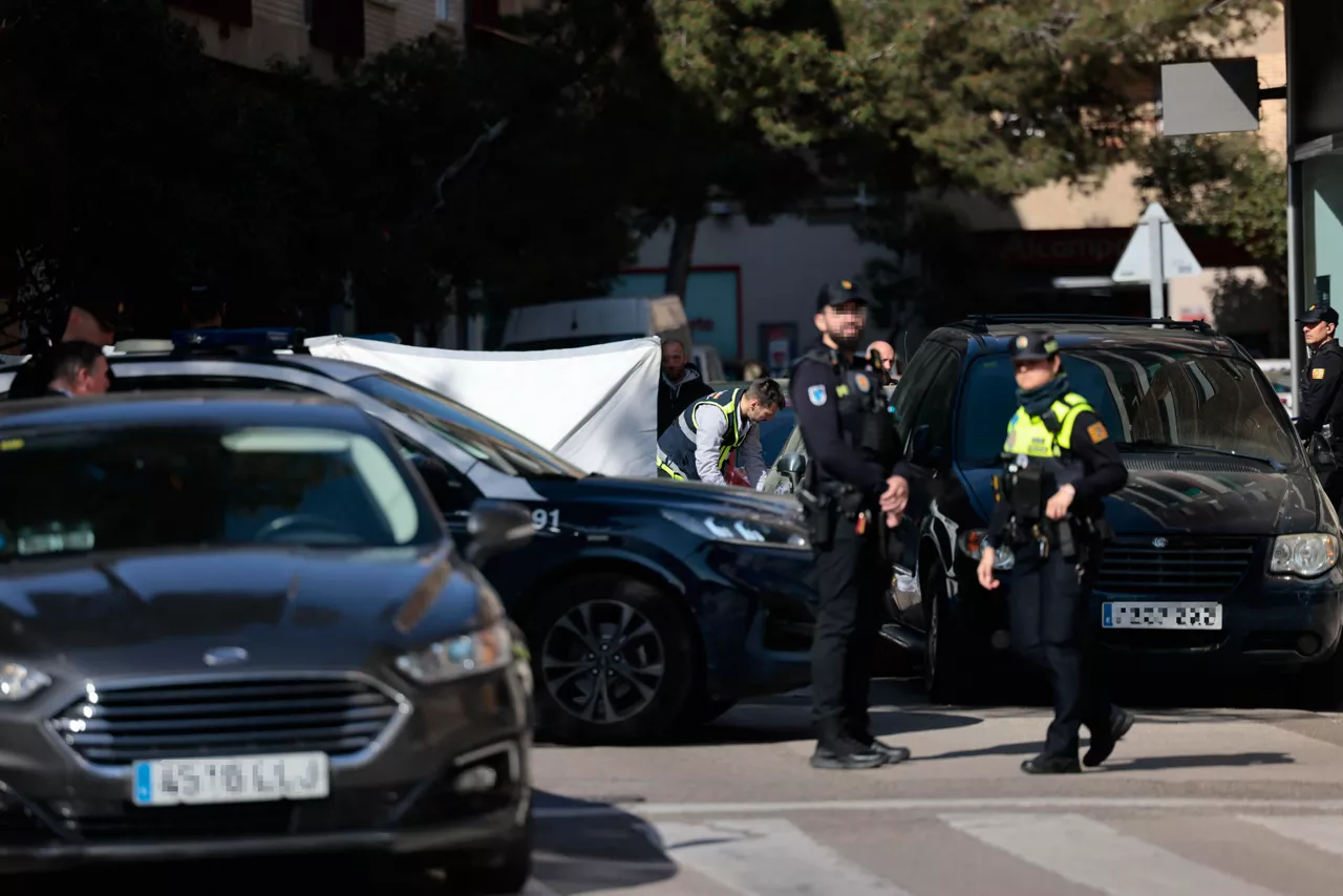 ZARAGOZA, 21/03/2026.- Una mujer ha fallecido este sábado en Zaragoza tras recibir varios disparos de un hombre que después se ha suicidado, según han informado a EFE fuentes de la Delegación del Gobierno en Aragón. El suceso ha ocurrido en torno a las 09.23 horas en la calle Cardenal Cisneros, en el barrio de Las Fuentes de la capital aragonesa. EFE/ Toni Galan
