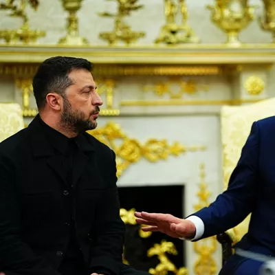 FOTODELDÍA WASHINGTON, 18/08/2025.- El presidente estadounidense, Donald Trump y su homólogo ucraniano, Volodimir Zelenski (d), durante la reunión este lunes en la Oficina Oval de la Casa Blanca en Washington, DC, EE. UU. Líderes europeos están en la Casa Blanca en apoyo del presidente Zelenski tras la reunión del presidente Trump con el presidente de Rusia, Vladímir Putin, en Anchorage, Alaska, EE. UU., el 15 de agosto de 2025. EFE/AARON SCHWARTZ / POOL
