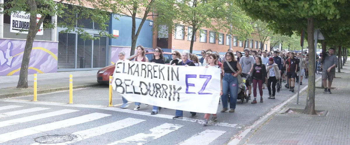 Decenas de personas se manifiestan en Zizur contra grabaciones de un profesor a mujeres