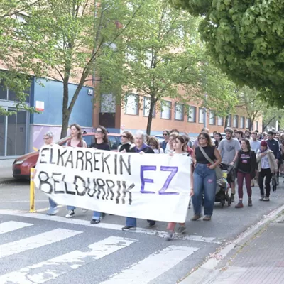 Decenas de personas se manifiestan en Zizur contra grabaciones de un profesor a mujeres