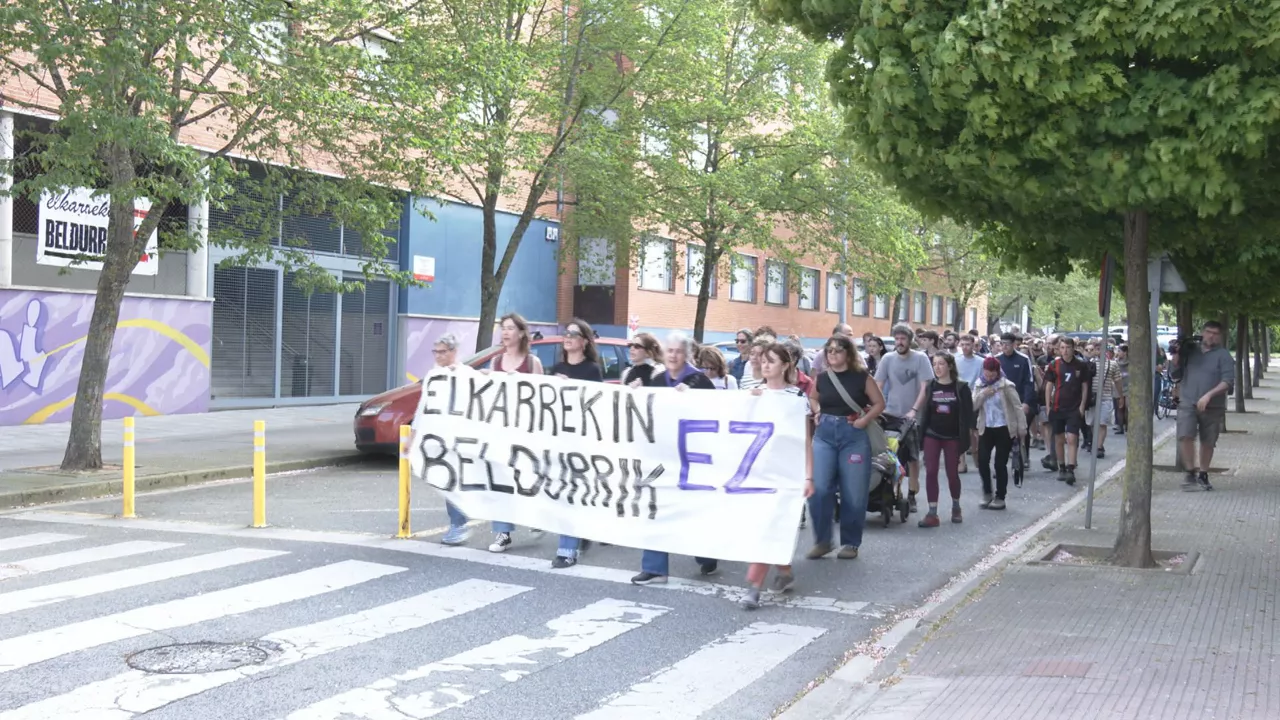Decenas de personas se manifiestan en Zizur contra grabaciones de un profesor a mujeres